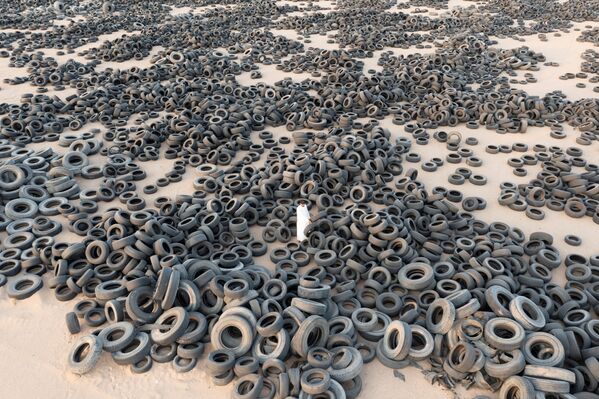 Se trata de más de 42 millones de neumáticos de automóvil viejos, acumulados durante 20 años. Se trajeron aquí no solo de todo Kuwait, sino también de Pakistán, India y Malasia. - Sputnik Mundo