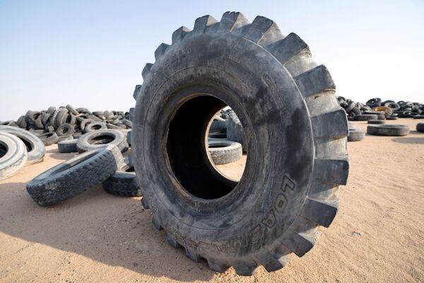 Hoy, el Gobierno de Kuwait planea construir 25.000 nuevos edificios residenciales en el sitio del vertedero gigante. Los neumáticos usados ​​se transportarán a una planta de reciclaje en Salmi, cerca de la frontera con Arabia Saudí.  - Sputnik Mundo