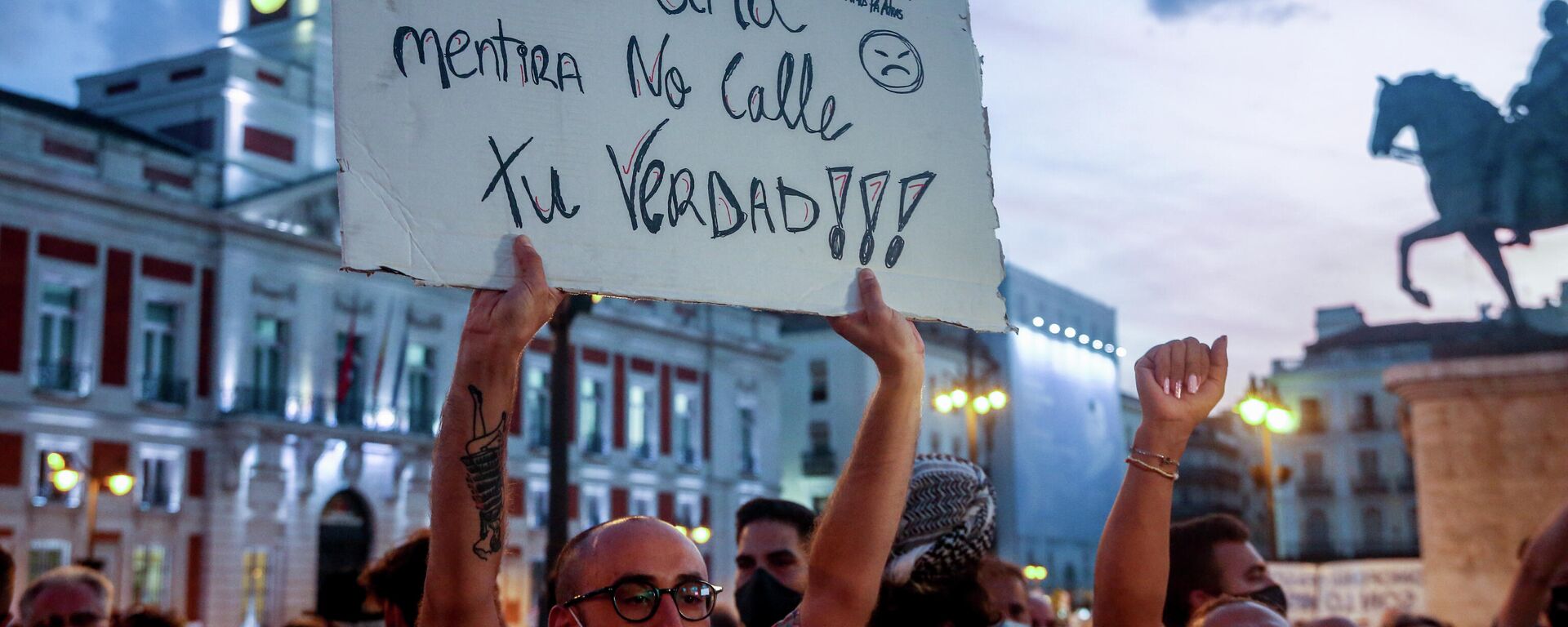 Un manifestante sostiene una pancarta durante una concentración contra las agresiones homófobas (Madrid) - Sputnik Mundo, 1920, 09.09.2021