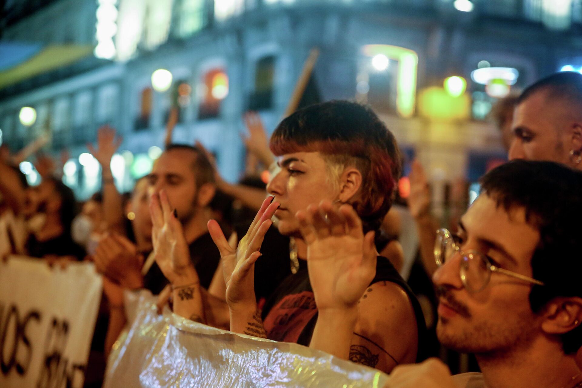 Varios manifestantes durante una concentración contra las agresiones homófobas (Madrid) - Sputnik Mundo, 1920, 09.09.2021