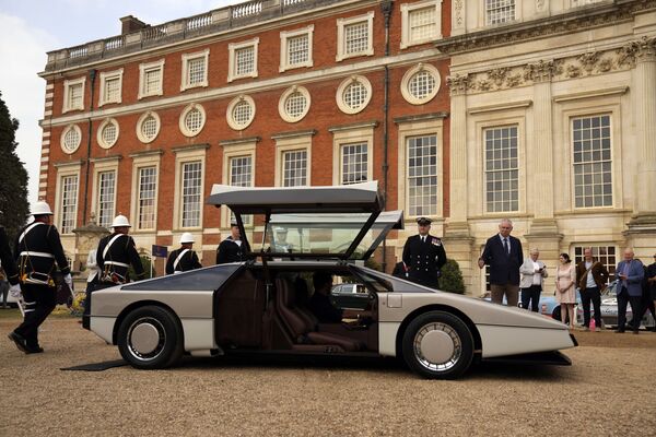 Un raro Aston Martin Bulldog de 1979, presentado al público por primera vez tras una restauración, en el palacio de Hampton Court, en Londres. - Sputnik Mundo