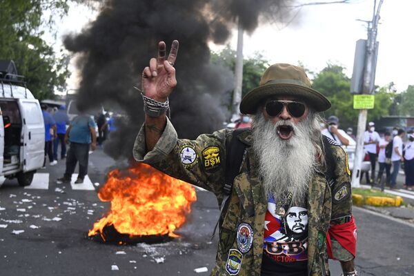 Una protesta en San Salvador contra la polémica Ley Bitcóin que convierte a la cripto en una moneda de curso legal. - Sputnik Mundo