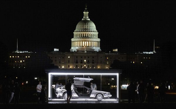 Una imagen del automóvil DeLorean DMC-12, de la película de culto Regreso al futuro, en la Explanada Nacional de Washington. - Sputnik Mundo