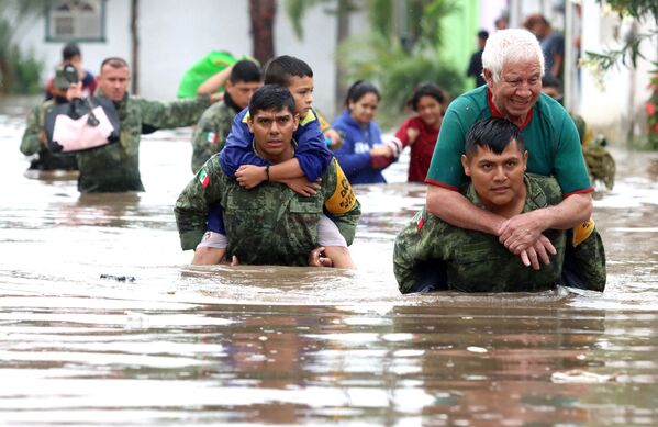 Militares mexicanos evacúan a los vecinos de Tlaquepaque, en Jalisco, durante una catastrófica inundación. - Sputnik Mundo