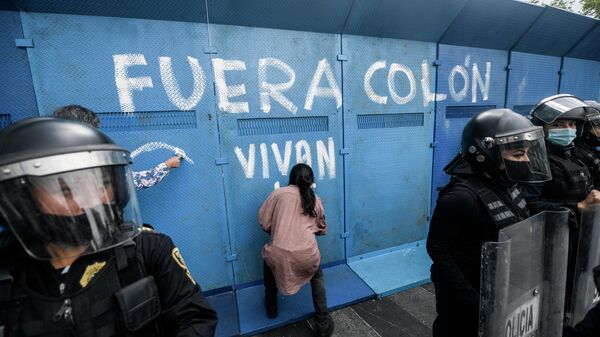 Grafiti contra la estatua de Colón en Ciudad de México - Sputnik Mundo