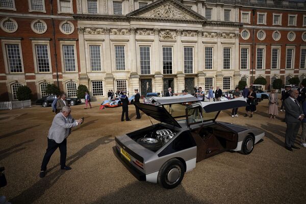 Existe solo un ejemplar del Aston Martin Bulldog, que en 1979 fue concebido por la marca británica como concepto. Ahora, después de haber pasado 35 años en almacenamiento y en manos de múltiples coleccionistas, este vehículo único ha sido restaurado y presentado en Londres.  - Sputnik Mundo