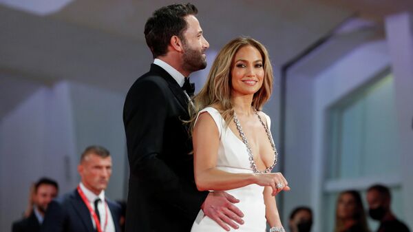 Jennifer Lopez junto a Ben Affleck en la alfombra roja del Festival de Cine de Venecia - Sputnik Mundo