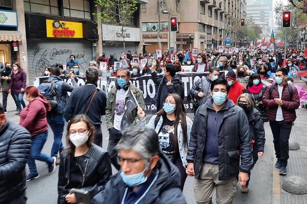 Marcha contra el olvido de las víctimas de la dictadura chilena avanza por el centro de Santiago - Sputnik Mundo