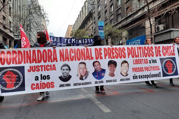 Lienzo de la coordinadora nacional de presos políticos de Chile, durante la marcha por el 48 aniversario del golpe de Estado a Salvador Allende - Sputnik Mundo