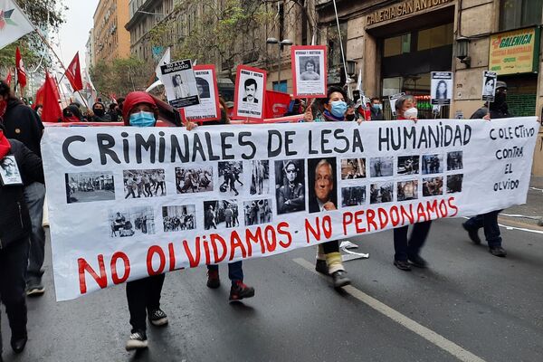 Lienzo con los rostros de los criminales de la dictadura chilena y la frase no olvidamos, no perdonamos - Sputnik Mundo