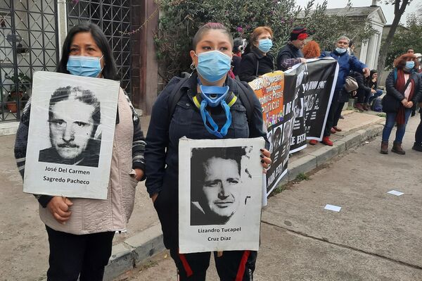 Familiares de víctimas de la dictadura chilena, en el cementerio de la capital del país - Sputnik Mundo