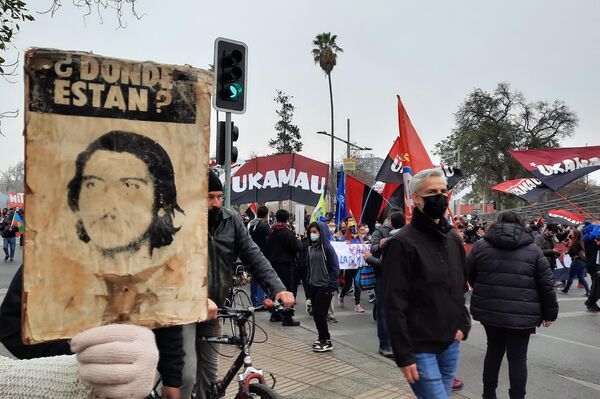 Cartel antiguo con la imagen de un desaparecido durante la dictadura chilena - Sputnik Mundo