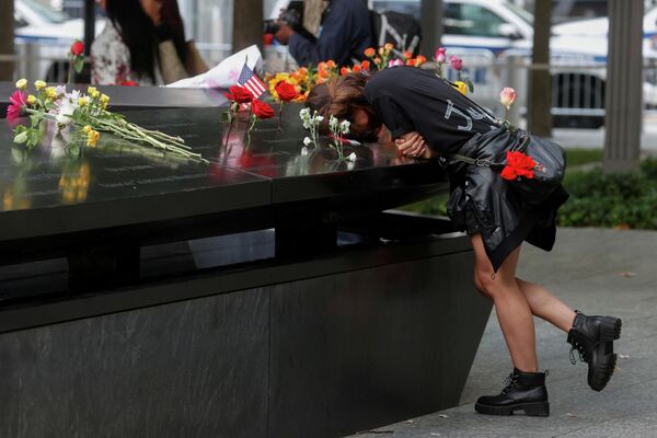 Una mujer llorando en el Monumento Nacional al 11-S, en Nueva York. - Sputnik Mundo