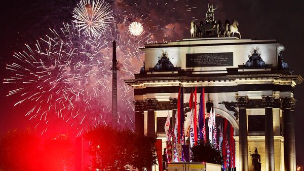 El Día de la Ciudad de Moscú es una fiesta oficial que los moscovitas celebran anualmente. La fecha honra la fundación de la capital rusa en el año 1147 por el príncipe Yuri Dolgoruki. El evento cae tradicionalmente el primer fin de semana de septiembre. En el 2021 se aplazó una semana. La celebración incluye actividades culturales, un desfile y fuegos artificiales por la noche.

En la foto: fuegos artificiales en Moscú con motivo de la celebración del Día de la Ciudad que este año se celebra el 11 de septiembre.  - Sputnik Mundo