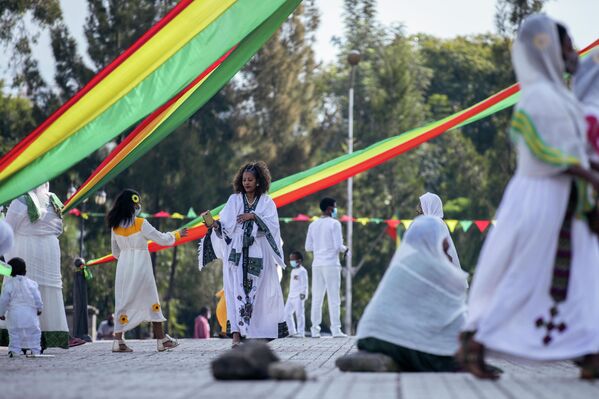 Al año nuevo en Etiopía se le llama Enkutatash o Regalo de Joyas, y se celebra el primer día del mes de Meskerem en el calendario etíope. Cae el 11 de septiembre, según el almanaque gregoriano. Esta fecha marca tradicionalmente el final de la temporada lluviosa y, desde hace poco tiempo, también se festeja el retorno de la reina de Saba a Etiopía tras la visita del rey Salomón a Jerusalén.La entrada del nuevo año se acompaña de numerosos rituales religiosos por parte de los habitantes etíopes, así como de canciones y danzas en todos los pueblos. Los habitantes se regalan los unos a los otros ramos de flores. - Sputnik Mundo