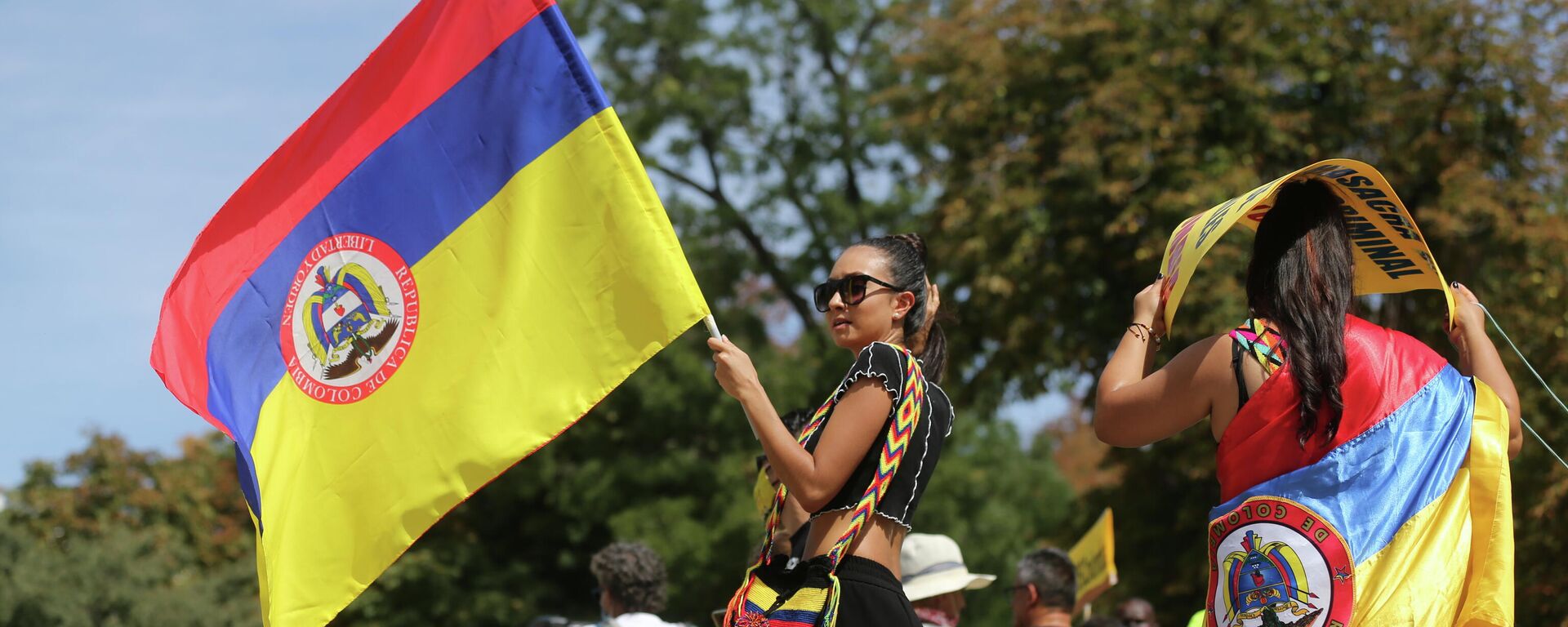 Una chica sostiene bandera de Colombia durante una manifestación contra la llegada del presidente del país a Madrid - Sputnik Mundo, 1920, 13.09.2021
