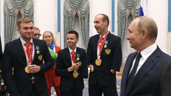 El presidente de Rusia, Vladímir Putin, condecora con premios estatales a los atletas rusos que ganaron medallas de oro en los Juegos Paralímpicos de Tokio 2020 - Sputnik Mundo