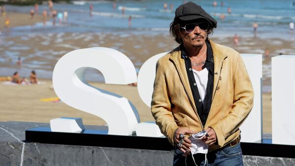 El actor y productor de cine estadounidense Johnny Depp participa en una sesión de fotos para promocionar el documental Crock Of Gold: A few rounds with Shane Macgowan, en el Festival de Cine de San Sebastián, España, el 20 de septiembre de 2020 - Sputnik Mundo