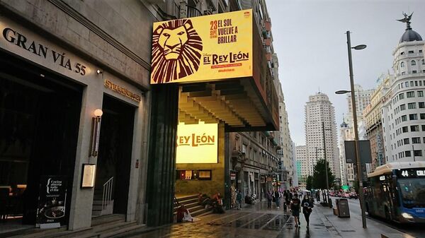 Cartel del musical 'El Rey León' en la Gran Vía de Madrid - Sputnik Mundo