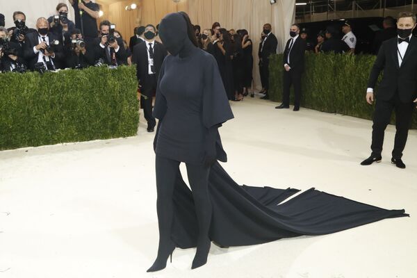 Kim Kardashian con un conjunto de Balenciaga. Este atuendo se convirtióen material de memes para los internautas en las redes sociales. - Sputnik Mundo