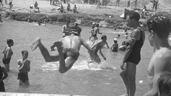 Baño en el río Manzanares de Madrid, en 1940 - Sputnik Mundo