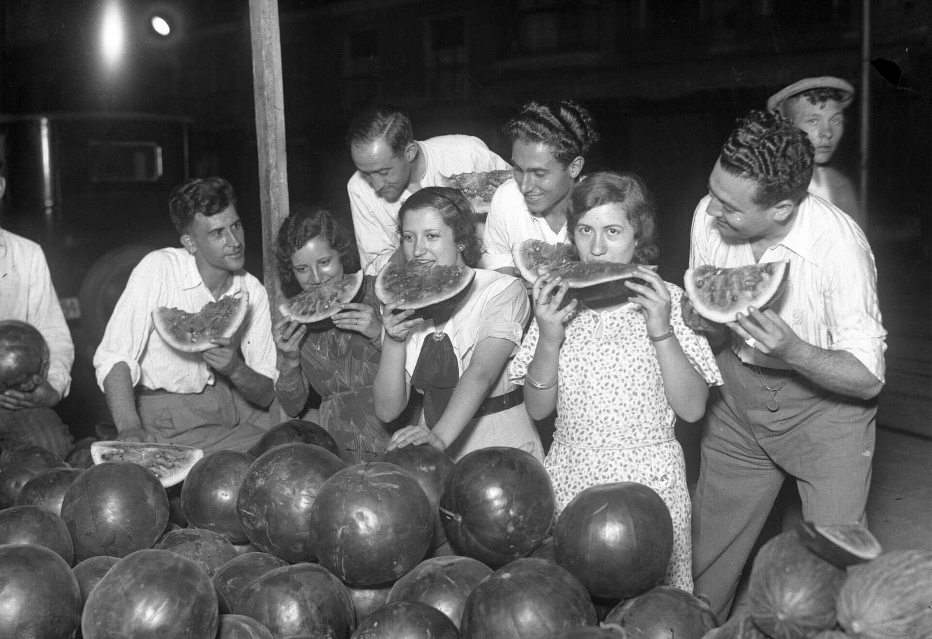 Grupo de jóvenes degustando sandías en un puesto callejero. Madrid, 1935 - Sputnik Mundo, 1920, 17.09.2021