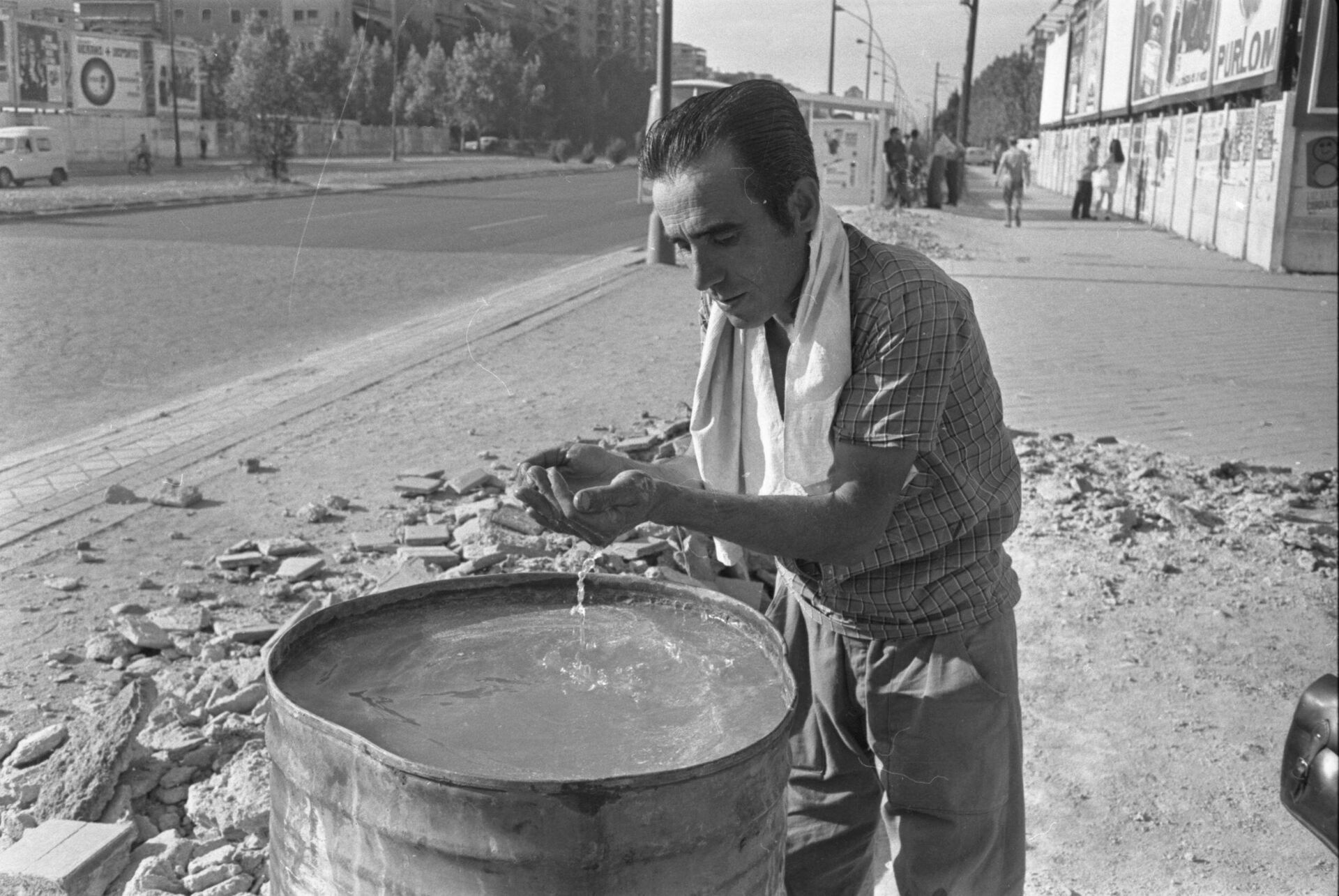 Obrero de la construcción refrescándose en un bidón. Madrid, 1954 - Sputnik Mundo, 1920, 17.09.2021
