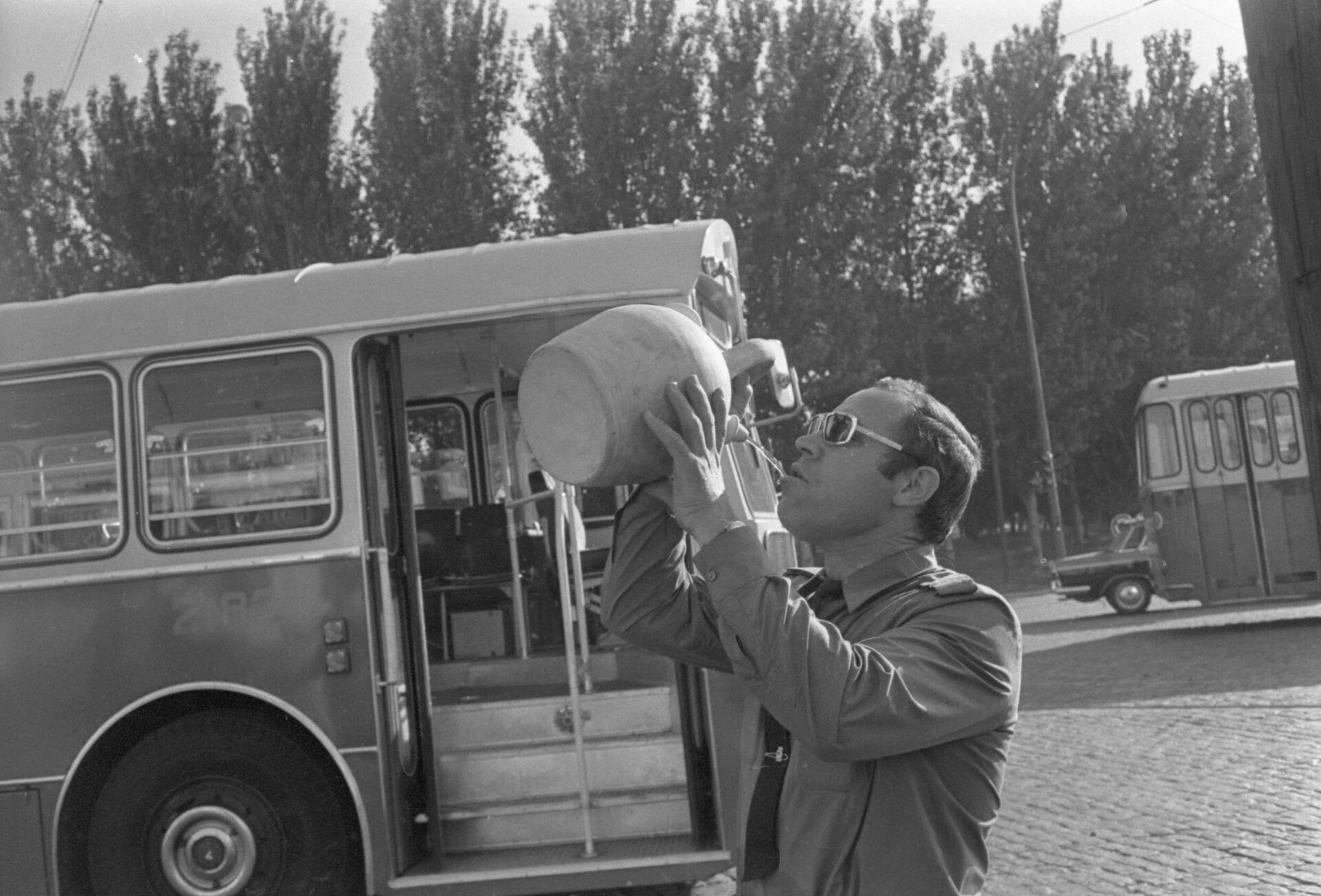 Conductor de autobús refrescándose con un botijo. Madrid, 1972 - Sputnik Mundo, 1920, 17.09.2021