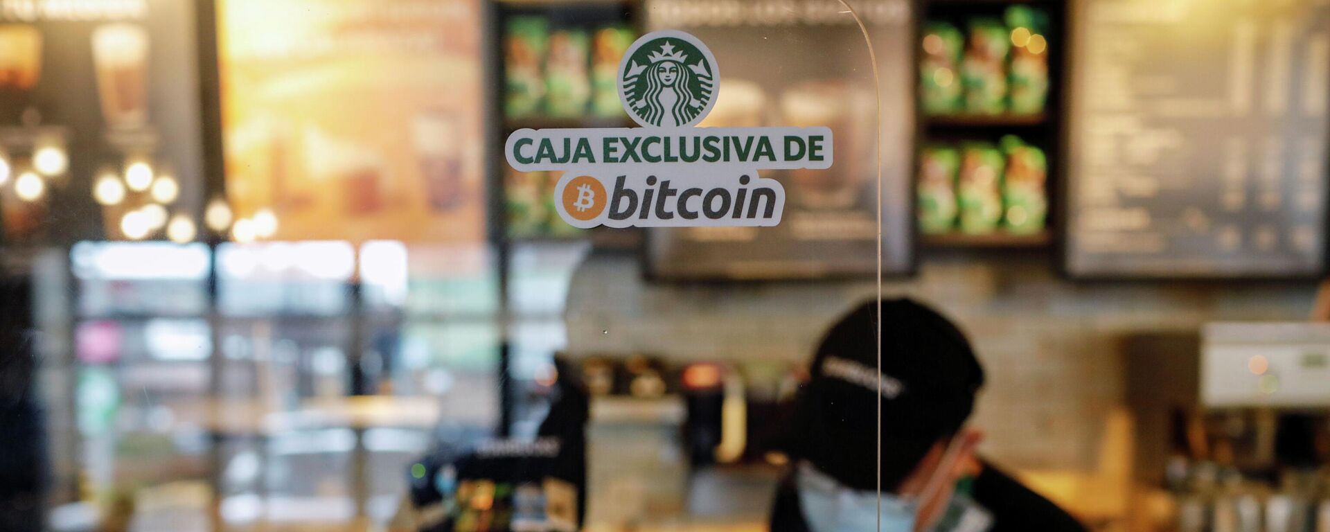 Una caja exclusiva para bitcóin en la cadena de cafeterías Starbucks en El Salvador - Sputnik Mundo, 1920, 14.09.2021