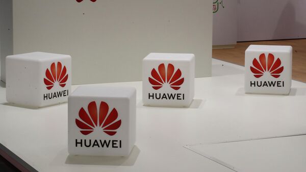 Cubos con el logo de Huawei - Sputnik Mundo