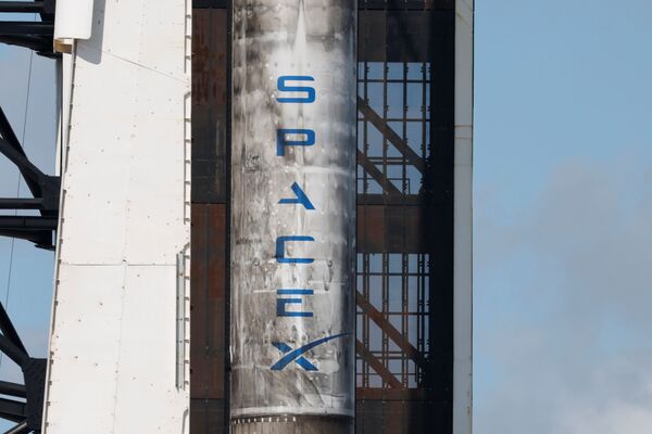 El cohete Falcon 9 transportó la nave espacial reutilizable Crew Dragon Resilience que fue lanzada desde Cabo Cañaveral, en la Florida. SpaceX anunció el éxito del lanzamiento en su página web oficial.En la foto: SpaceX Falcon 9 con la cápsula Crew Dragon antes del lanzamiento. - Sputnik Mundo