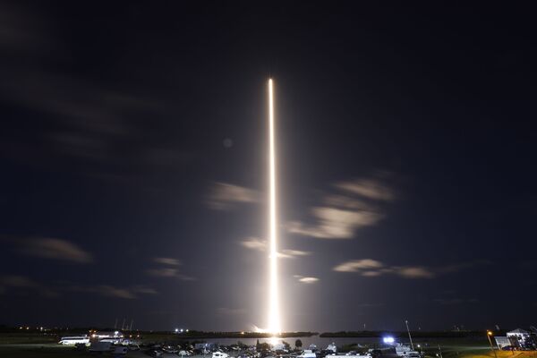 SpaceX tiene previsto transportar a más civiles a la Estación Espacial Internacional (EEI) en el futuro, mientras esté en funcionamiento, es decir, al menos hasta 2024. - Sputnik Mundo