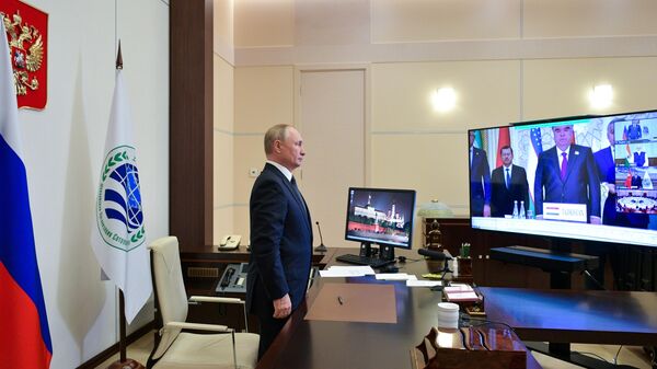 Vladímir Putin durante la cumbre de la Organización de Cooperación de Shanghái (OCS) - Sputnik Mundo