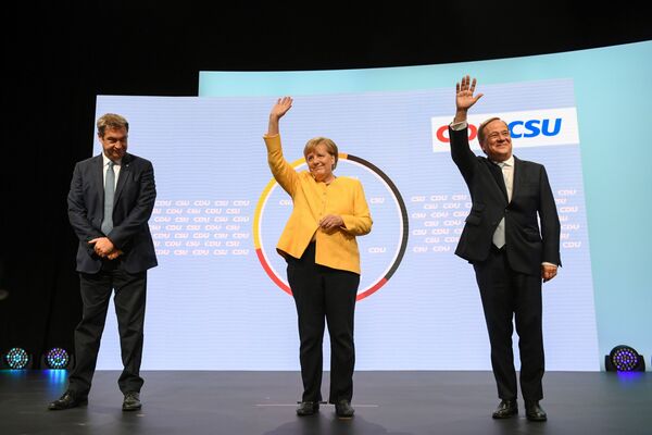 Tres principales candidatos para el puesto de canciller son: Annalena Baerbock, de 40 años, la diputada del Bundestag, la presidenta del partido Die Grünen (Los Verdes); Armin Laschet, de 60 años, ministro presidente del Land de Renania del Norte Westfalia, que se ocupa el puesto del presidente de la CDU desde enero; Olaf Scholz de 63 años, vicepresidente y actual ministro de Finanzas que representa la SPD. Angela Merkel no participa en las elecciones por primera vez desde 2005. Ella anunció su decisión en el otoño de 2018, después de una serie de elecciones regionales fallidas, donde la CDU mostró malos resultados.En la foto: presidente de la CSU, Markus Soder, la canciller de Alemania, Angela Merkel, y el candidato al cargo de canciller de la coalición CDU-CSU, Armin Laschet. - Sputnik Mundo