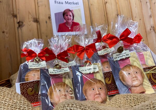 Figurillas de mazapán que representan a Angela Merkel, hechas antes de las elecciones parlamentarias por un pastelero en Weilbach, Alemania. - Sputnik Mundo