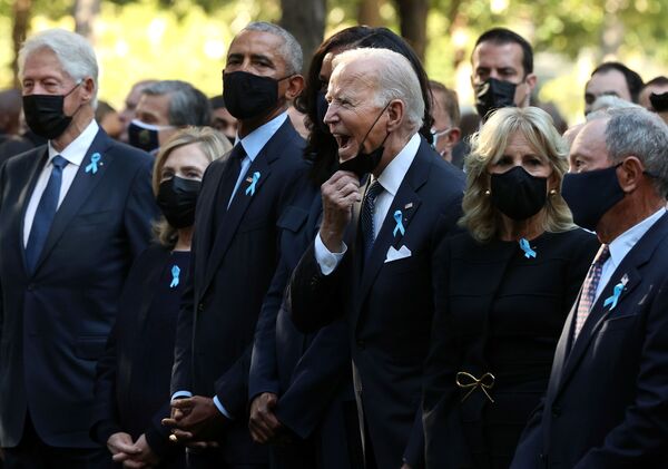 El presidente estadounidense, Joe Biden, rodeado de exlíderes estadounidenses, en la ceremonia en memoria de las víctimas de los ataques terroristas del 11 de septiembre de 2001 en Nueva York (EEUU). - Sputnik Mundo