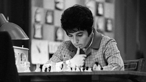 La ajedrecista georgiana Nona Gaprindashvili en 1970 - Sputnik Mundo