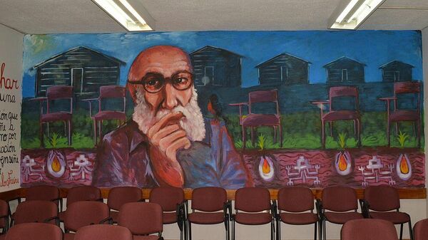 Paulo Freire en un mural en la Facultad de Educación y Humanidades de la Universidad del Bío-Bío, Chile - Sputnik Mundo