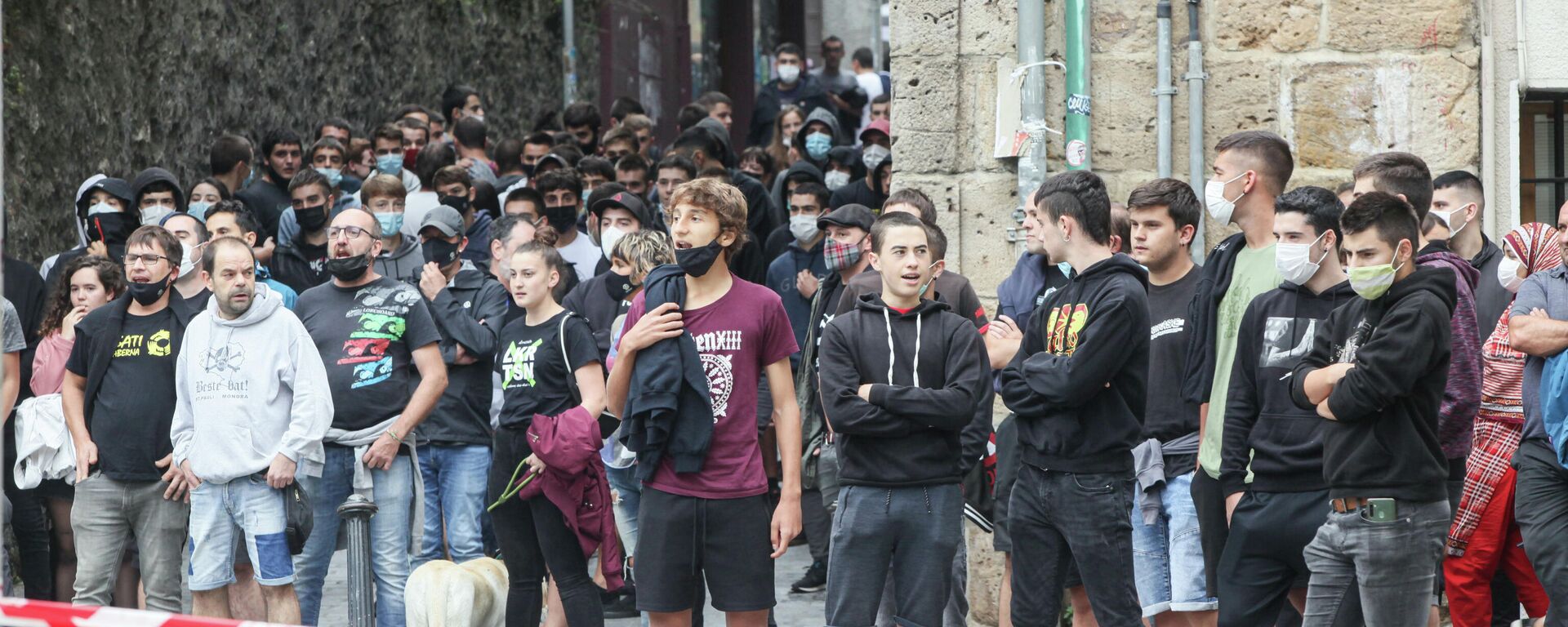 Varias personas participan en una concentración convocada por Sare Antifascista contra la presencia de Vox en otra concentración en Arrasate, a 18 de septiembre de 2021, en Arrasate (Mondragón), Guipúzcoa, Euskadi (España), el 18 de septiembre de 2021  - Sputnik Mundo, 1920, 18.09.2021