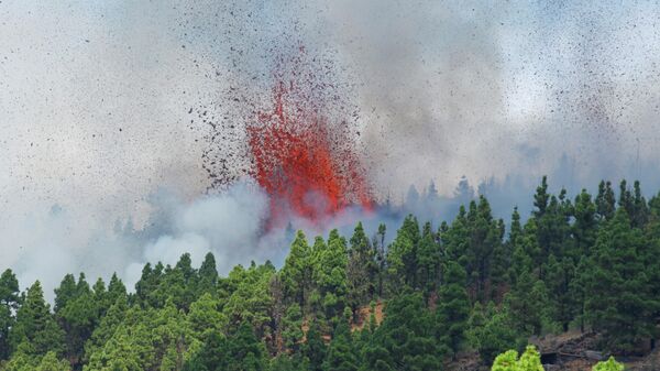 El volcán entra en erupción en la isla española de La Palma, España, 19 de septiembre de 2021 - Sputnik Mundo