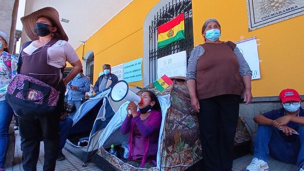 Vigilia frente a la Alcaldía de Cochabamba en defensa de la gestión del alcalde, Manfred Reyes Villa - Sputnik Mundo
