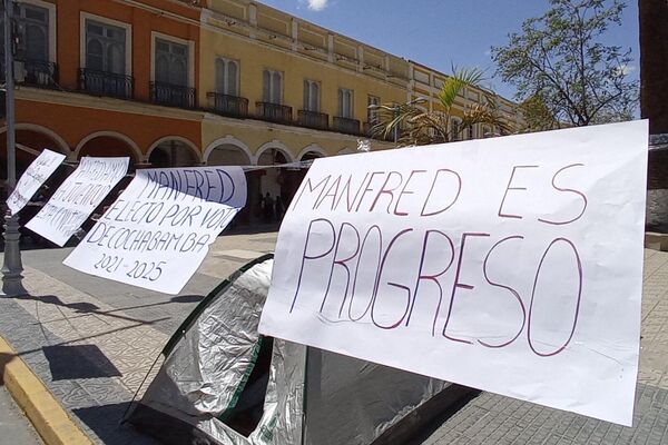 Defensores de la gestión del alcalde de Cochabamba, Manfred Reyes Villa, con un cartel que dice &#x27;Manfred es progreso&#x27; - Sputnik Mundo