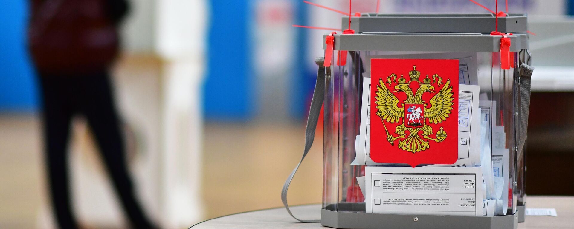 Una urna en las elecciones parlamentarias en Rusia - Sputnik Mundo, 1920, 21.09.2021
