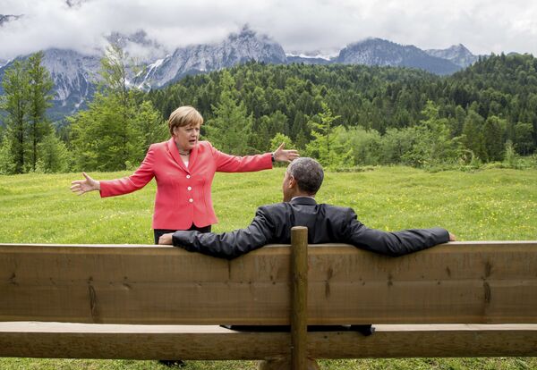 Durante sus años como opositora, cuando Gerhard Schroeder era canciller, Merkel logró fortalecer el partido. Como resultado de las elecciones del 2005, el partido de Merkel obtuvo el 35,2% de los votos y el de Schroeder, el 34,4%.En la foto: la canciller alemana, Angela Merkel, y el presidente de EEUU, Barack Obama, en el hotel Schloss Elmau (Alemania), durante la cumbre del G7 de 2015. - Sputnik Mundo