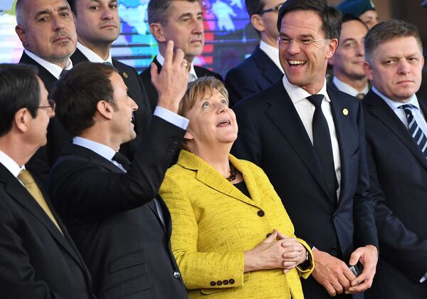 La autoridad de Alemania en Europa ha crecido significativamente durante la era Merkel. En el 2008, durante la crisis económica, el país asumió un papel de liderazgo en la UE. Según los analistas políticos, esto se logró sobre todo gracias a la delicadeza de Merkel, que combinó una &quot;cultura de moderación&quot; con una &quot;cultura de responsabilidad&quot;.En la foto: la canciller alemana, Angela Merkel, con jefes de Estado extranjeros durante una reunión al margen de la cumbre de la UE en Bruselas (Bélgica), en el 2017. - Sputnik Mundo