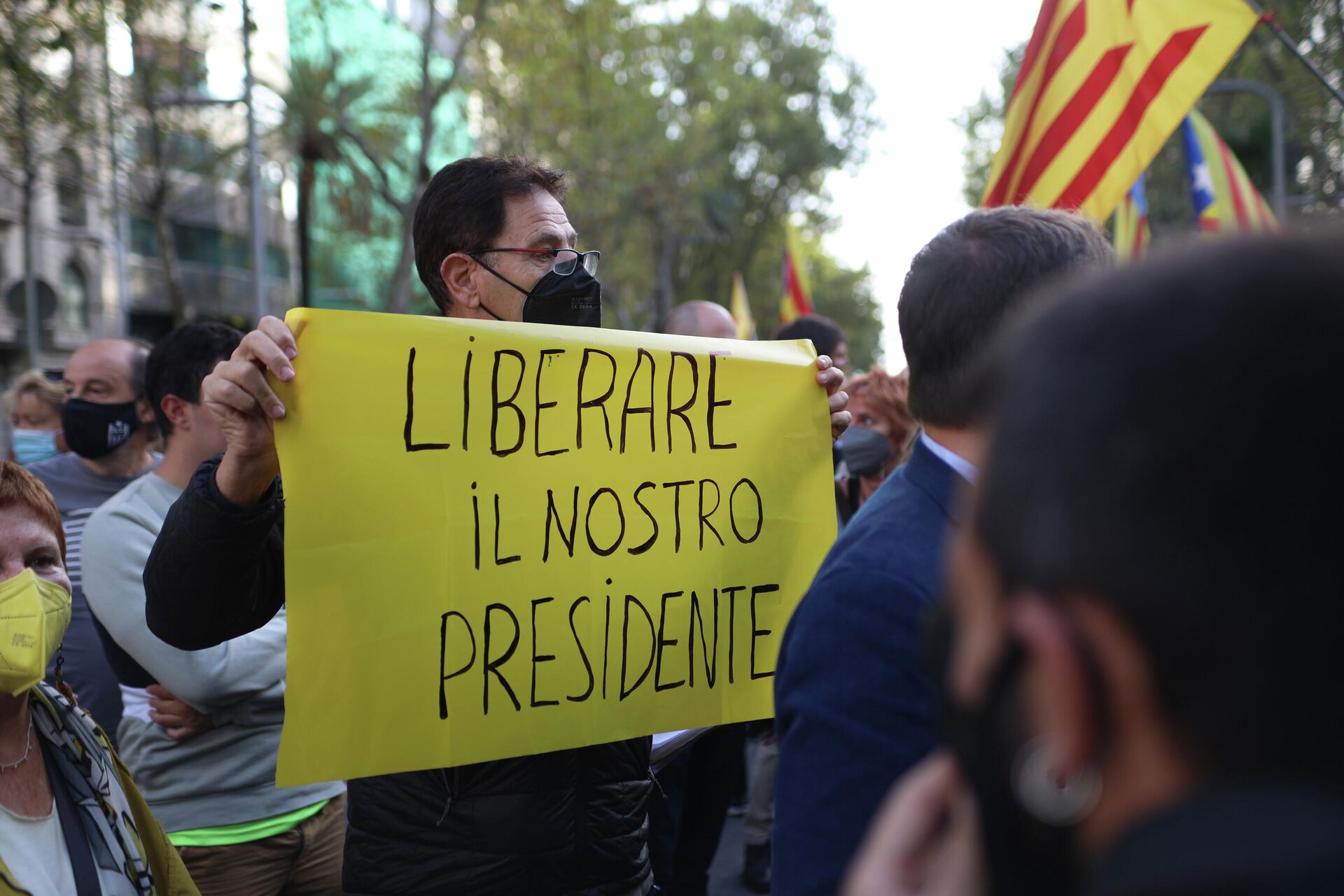 Un hombre muestra una pancarta en italiano en la manifestación para protestar por la detención de Puigdemont - Sputnik Mundo, 1920, 24.09.2021