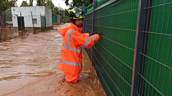 Bomberos del CPEI de Badajoz actuando ante las lluvias - Sputnik Mundo