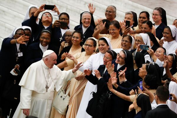 El papa Francisco saluda a varias religiosas durante su audiencia semanal en el Vaticano. - Sputnik Mundo
