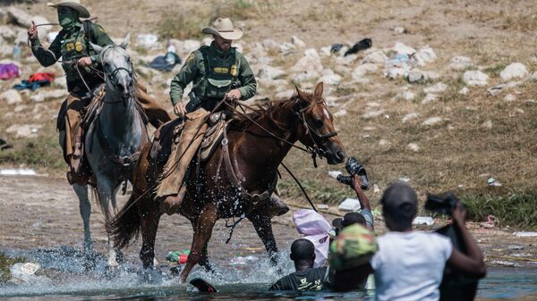 Los migrantes haitianos en la frontera sur de EEUU perseguidos y detenidos por oficiales de la patrulla fronteriza a caballo - Sputnik Mundo