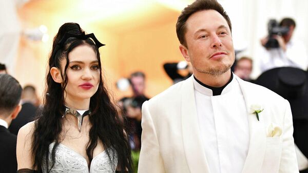 Grimes, cantante canadiense, y Elon Musk, fundador de Tesla y SpaceX - Sputnik Mundo